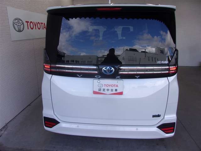 バックカメラが付いているので後方確認が非常にしやすいです。今や運転初心者も熟練者も必須装備！