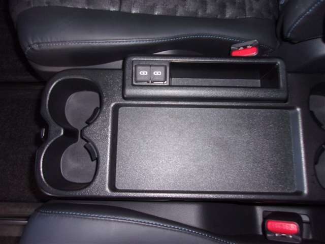 2列目シートにもボトルホルダー＆トレイ！USB電源端子！