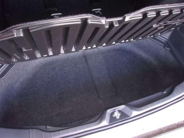 トランク床下に収納スペースがあります！