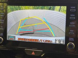 【バックカメラ】駐車時に後方がリアルタイム映像で確認できます。大型商業施設や立体駐車場での駐車時や、夜間のバック時に大活躍！運転スキルに関わらず、今や必須となった装備のひとつです！