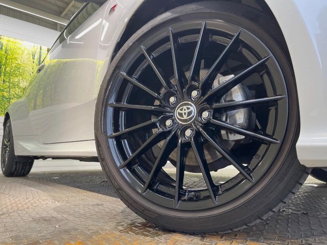 【純正ENKEI製18インチアルミホイール】大人気メーカーのホイールを装備♪軽量・高硬度のアルミホイールは、ハンドリング・加速など、走りの質を向上してくれます♪
