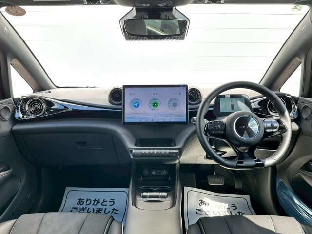 BYDでは共通の左右がシンメトリーになるようにボタン類が配置されています！