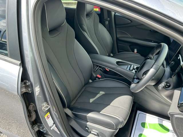 合皮素材で座り心地も快適です！ヘッドレスト一体型になっており、長時間の運転も快適に過ごせます！