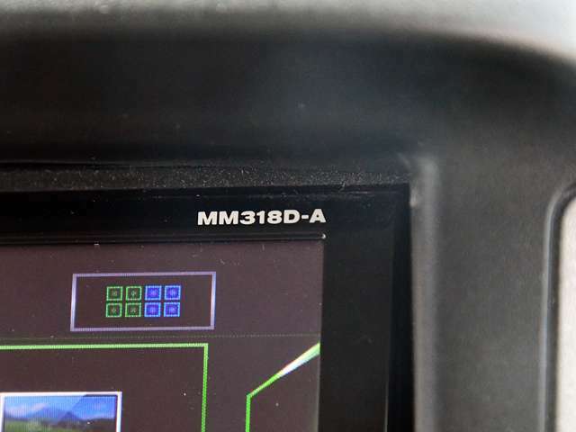 日産純正ナビゲーションMM318D-Aが付いています。