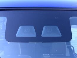 【スマートアシスト】走行中に前方の車両等を認識し、衝突しそうな時は警報とブレーキで衝突回避と被害軽減をアシスト。より安全にドライブをお楽しみいただけます。