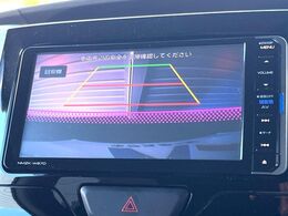 【バックカメラ】駐車時に後方がリアルタイム映像で確認できます。大型商業施設や立体駐車場での駐車時や、夜間のバック時に大活躍！運転スキルに関わらず、今や必須となった装備のひとつです！