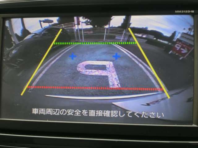 駐車時・後退時に便利なバックカメラ付きで安全安心です☆　車幅線が表示されるので駐車もバッチリです！