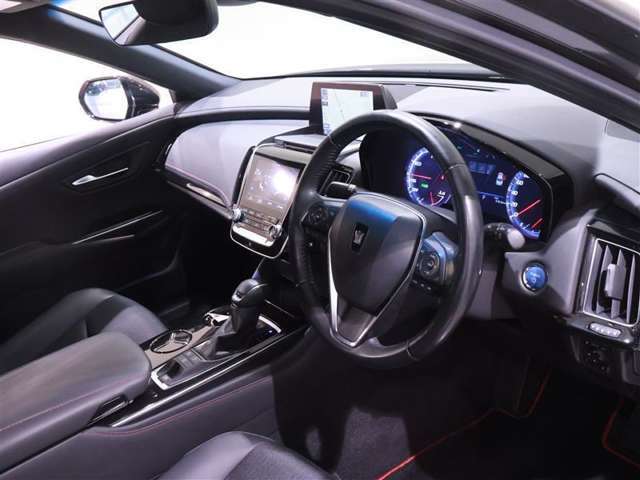 運転席から見たインパネ周りです。シートからはメーターはもちろん、広く周りを見渡せるフロントウィンド＆インパネはリラックスして運転に集中することが出来ます！