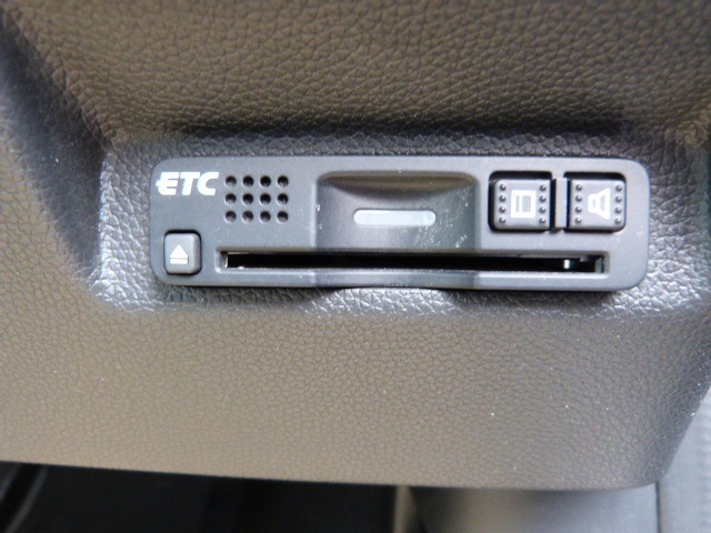 【ETC】便利なETC車載器も装備！高速道路の料金所もスムーズに通過できます。今や必須の装備ですね！お客様用にセットアップをしてのお渡しとなります！