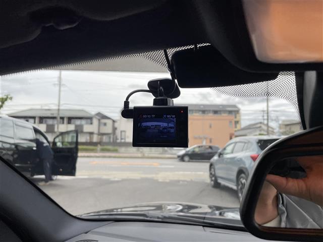 こちらバックミラーの写真になります。割れ等ありませんので、ご安心ください。中古車になりますと、ミラーは結構くすんで汚れていることが多いですが、くまなく清掃しておりますので、ご検討はお早めに！