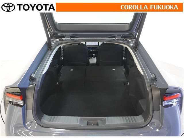 リヤシートを前に倒せば、ラゲージルームに収まらない物も積み込めます。たくさんの物を載せたい時に活躍します。