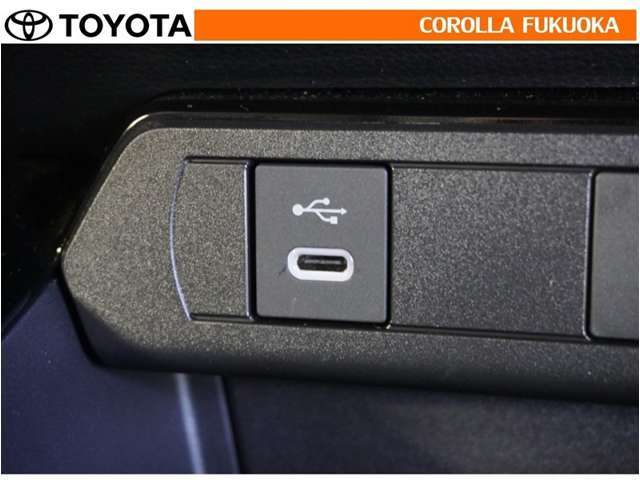 ポータブルオーディオなどの機器を接続して、車両のスピーカーで聞くことができます。