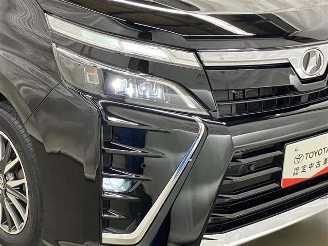 LEDヘッドライトです。デザイン性がよくとても明るいので、夜間の走行や悪天候でも安心です。しかも長寿命！