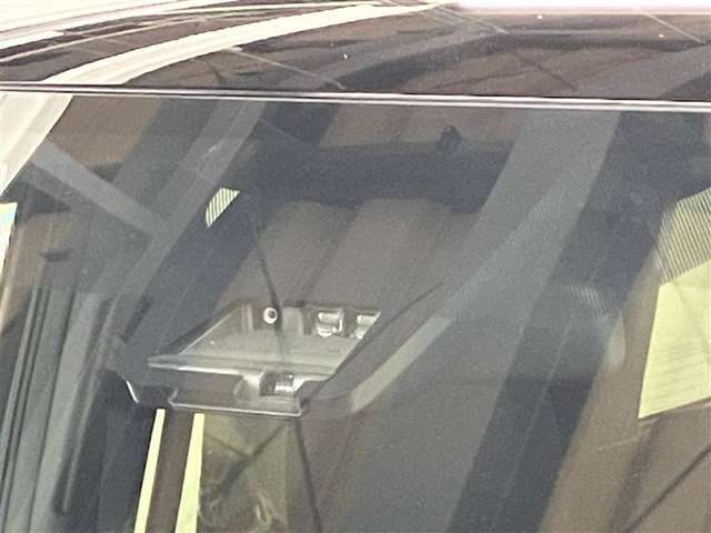 サポカーSとは、衝突被害軽減ブレーキに加えて、高齢者に多いと言われている踏み間違い事故防止をサポートする機能です。詳しくは販売店スタッフまでおたずねください。