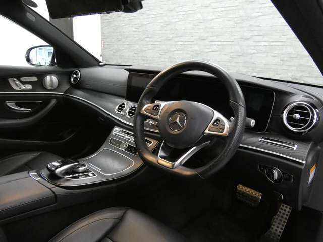 使用感はとても少なく室内は高級感漂うブラックナッパレザーシート＆ブラックアッシュウッドインテリアトリム