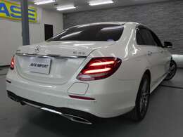 綺麗な外装色ダイヤモンドホワイトにスポーツ専用スタイリングパッケージ＆純正19インチアルミホイールに加えて社外パナメリカーナグリルがお洒落なエクステリアを演出！！