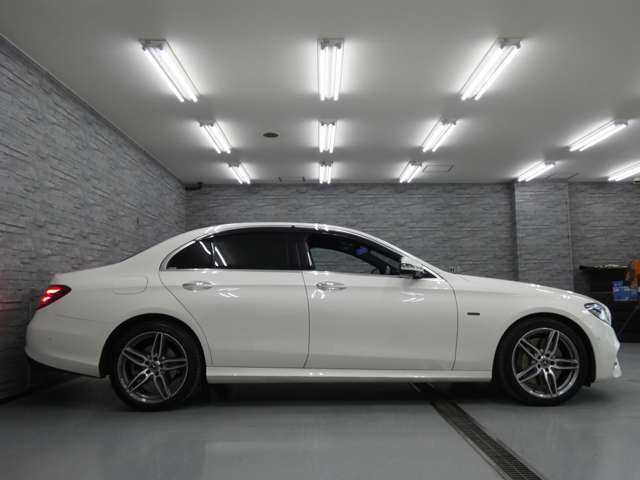 電子制御9速AT(9G-TRONIC)とブラグインハイブリットシステムモードによりダイナミックな走行性と優れた低燃費を実現！！　実用性と先進性を兼ね揃えた人気車輌をお届け致します！！