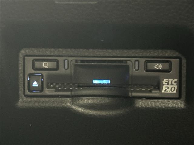 【ETC】有料道路を利用する際に料金所で停止することなく通過できる、ETC車載器（ノンストップ自動料金収受システム機器）が装備されています。セットアップを行うことで利用可能になります。