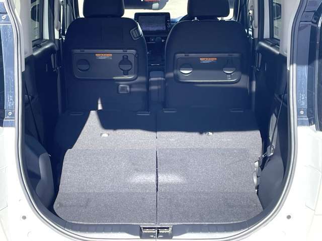リヤシートをたためば荷室が広がります！高さもあるので便利ですね♪