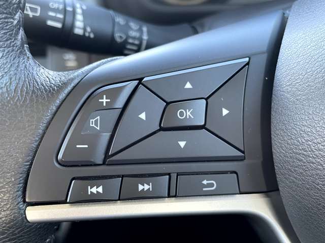 ＜ ステアリングスイッチ ＞ハンドルから手を離さなくてもボリュームなどの操作ができます♪