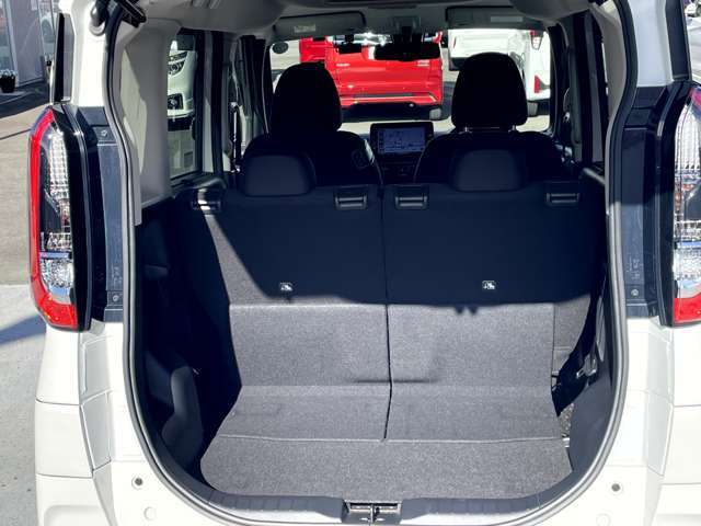 最前端にリヤシートをスライドさせた時、後部座席を倒さなくてもこの広さのトランクスペースを確保しています！