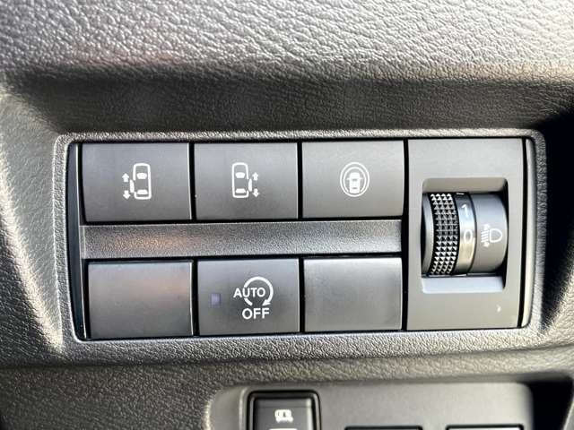 アイドリングストップOFFスイッチ・セーフティシールドスイッチ・＜両側ハンズフリーオートスライドドア＞インテリキーを持っていれば足だけでも、開く＆閉まる。魔法のトビラです。