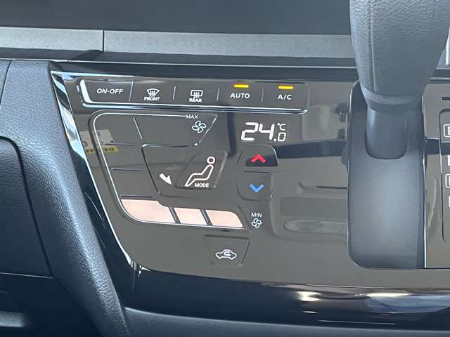 ＜オートエアコン＞タッチパネル式のオートエアコンを採用。視認性の高い表示部や操作音で直感的な操作が行えます。前席ヒーターシート付きます。