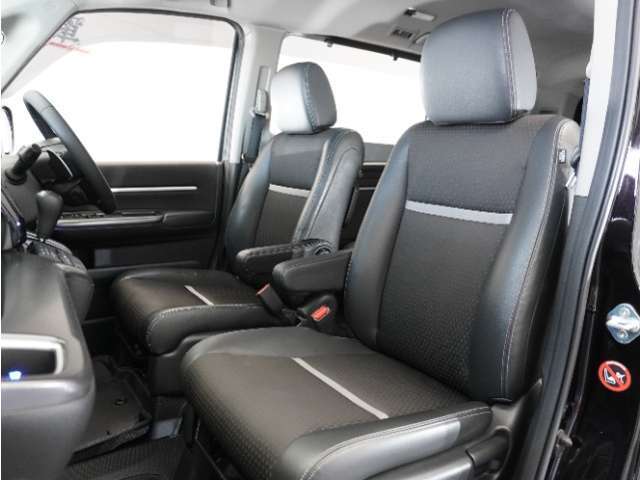 運転席と助手席は足元が繋がっているので自由に行き来しやすいので駐車場が狭いときでも助手席側からスムーズに乗り降りできて便利！