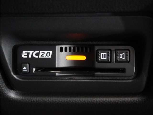 ◆ETC2.0装着◆進化したドライブ体験。料金収受システムだけだったETCが生まれ変わって、高速道路を賢く使うETC2.0に進化しました。多彩な情報サービスが便利で快適なドライブ体験を提供します。