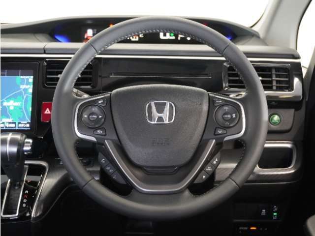 【Honda SENSING】 カメラ等装置で精度の高い検知能力を発揮、安全運転を支援します。ステアリング上のコントローラーに注目！