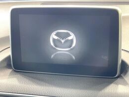 【マツダコネクトナビ】車内の雰囲気にマッチした一体型タイプのナビ。各種車輌設定やBluetooth再生等、様々な機能が楽しめます。直感的なダイヤル操作が可能で、使い勝手も良好です。