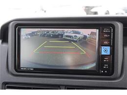 バックモニター付ですので、車庫入れも駐車もラクラクです。