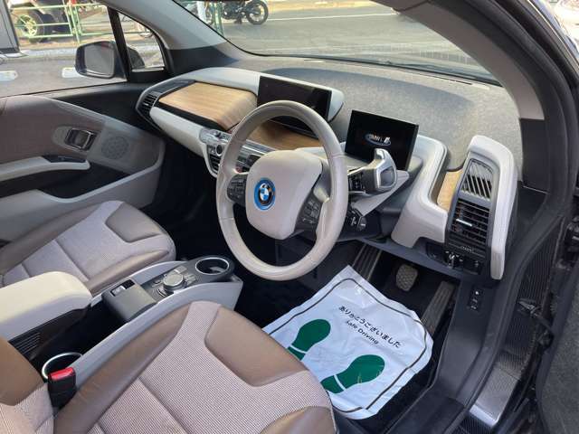運転席は広々としており、窮屈さを感じることなく快適に運転できます。また、シートリフターが装備されているので、自分の視線に合わせてシートの高さを調整することができます。