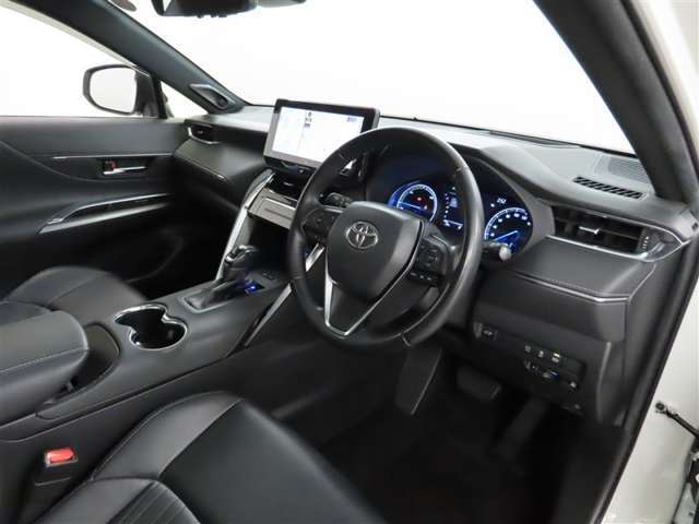 高級感のある美しいインテリアデザインの運転席です。