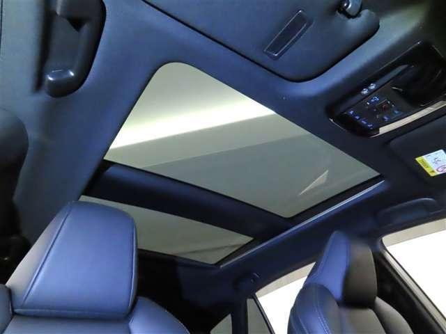 調光パノラマルーフを装備しております。これがあるだけで開放感が違いますよね。