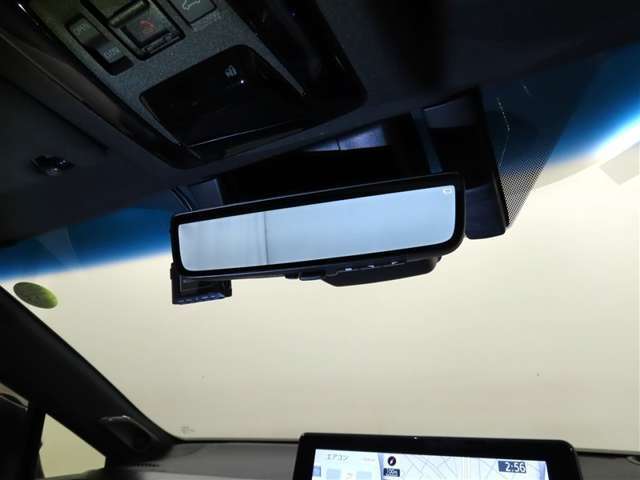 ドライブレコーダー内蔵デジタルインナーミラーを装備しております。記憶媒体はお客様手配となります。