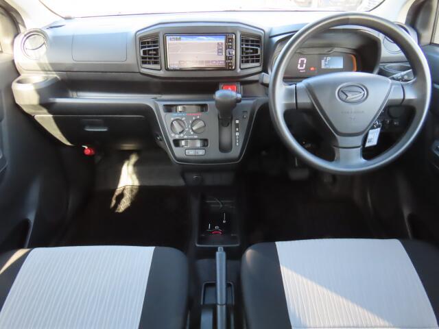 内外装の清掃・ガラス系ボディコーティングをCARクリーニング専門業者が施工いたしますので大変清潔。オリックス自動車ではみなさまに快適なドライブをお約束。