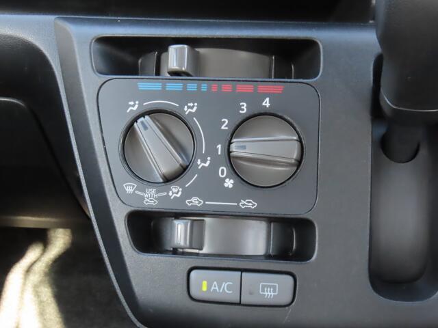 エアコン装備。温度設定ができて、室内快適ですよ。