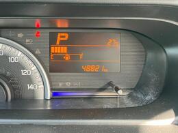 メーターパネル内の液晶ディスプレイはシフトレバー位置や警告表示、燃料残量計、走行距離などを表示！