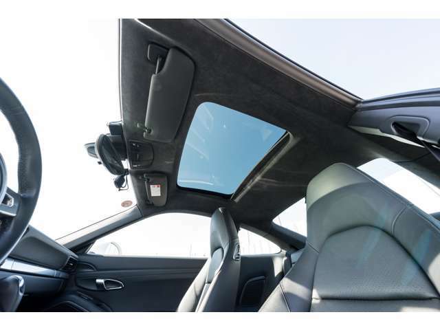 車内に光を取り入れ明るく開放的に演出するガラススライディングルーフシステムを採用！状況に応じてチルトアップ＆スライドの2パターンでご使用頂けます。