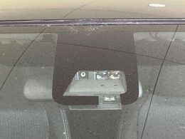 【トヨタセーフティセンス】走行中に前方の車両等を認識し、衝突しそうな時は警報とブレーキで衝突回避と被害軽減をアシスト。より安全にドライブをお楽しみいただけます。