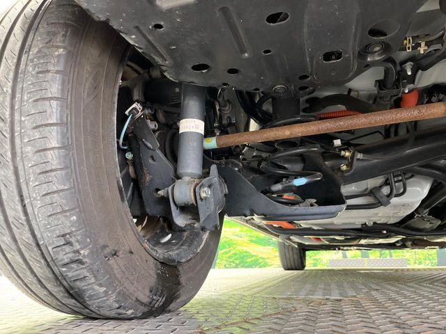 お車を安心してお乗りいただく為には、足回りの定期点検が欠かせません。サービスサポート（有償保証）では無料点検もご提供しており、安心のカーライフをお過ごしいただけるサポート体制が整っています。