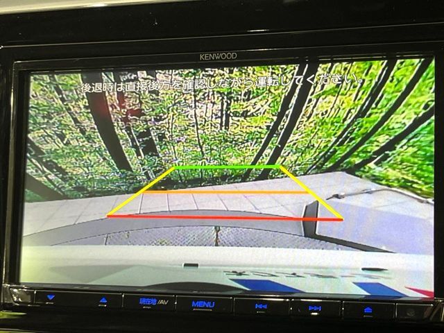 【バックカメラ】駐車時に後方がリアルタイム映像で確認できます。大型商業施設や立体駐車場での駐車時や、夜間のバック時に大活躍！運転スキルに関わらず、今や必須となった装備のひとつです！