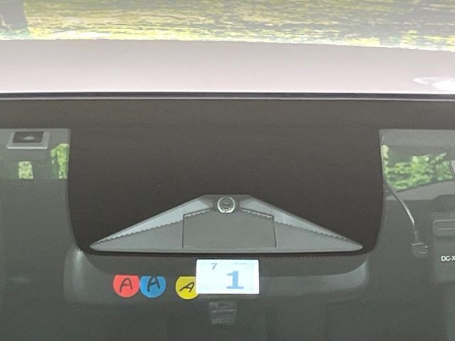 【ホンダセンシング】走行中に前方の車両等を認識し、衝突しそうな時は警報とブレーキで衝突回避と被害軽減をアシスト。より安全にドライブをお楽しみいただけます。