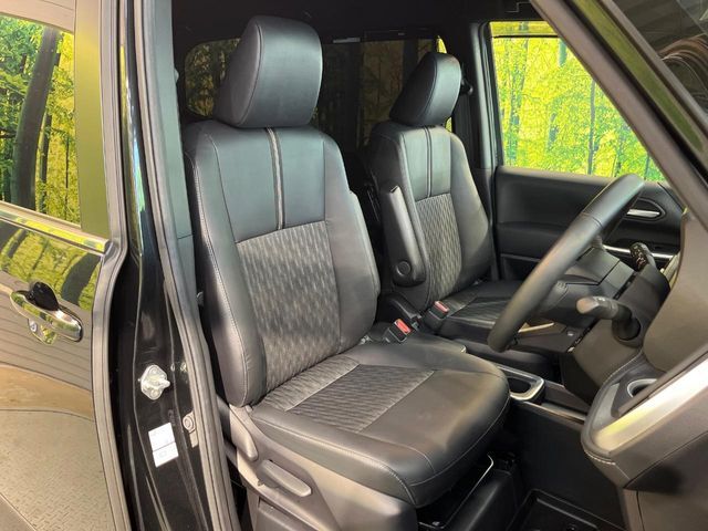 【ハーフレザーシート】高級感と座り心地を両立した人気のシート♪背面・座面のファブリック素材は、通気性の良さや滑りにくさに優れています。気温や服装に左右されず快適にお乗りいただけます。