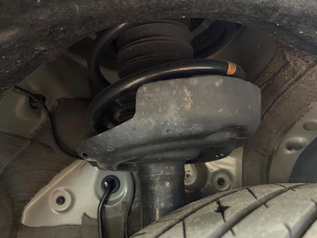 お車を安心してお乗りいただく為には、足回りの定期点検が欠かせません。サービスサポート（有償保証）では無料点検もご提供しており、安心のカーライフをお過ごしいただけるサポート体制が整っています。