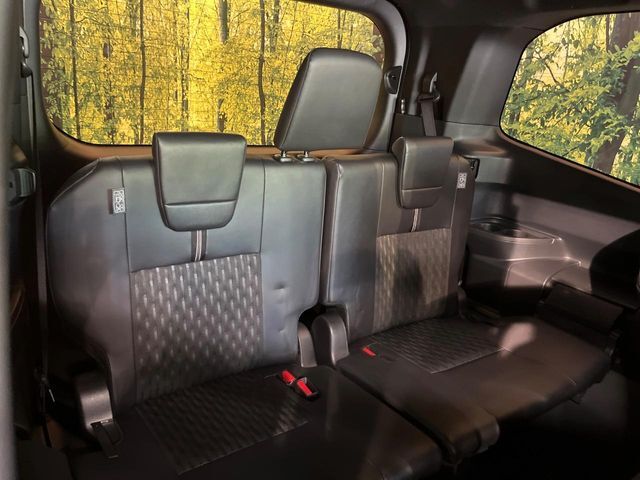 3列目シートはもちろん状態良好☆大人でもゆったりと座って頂けますので、大人数でのお出かけもラクラクです♪ご家族で、気の知れた仲間で、ドライブに行くのが楽しみですね♪