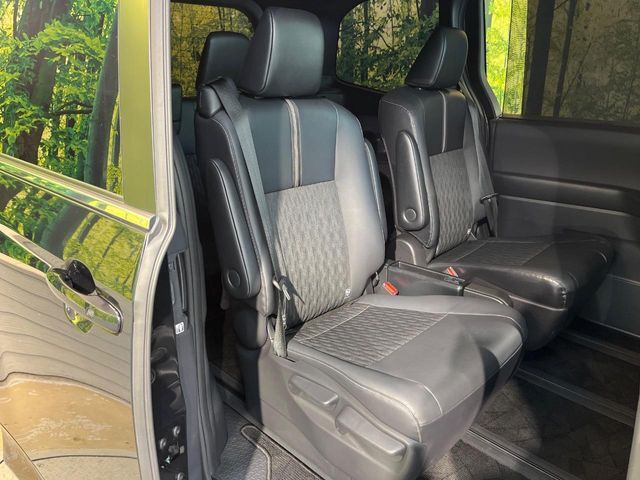 後部座席も気になるようなキズ・汚れやへたり等、大きなダメージはなく、良好な状態です。