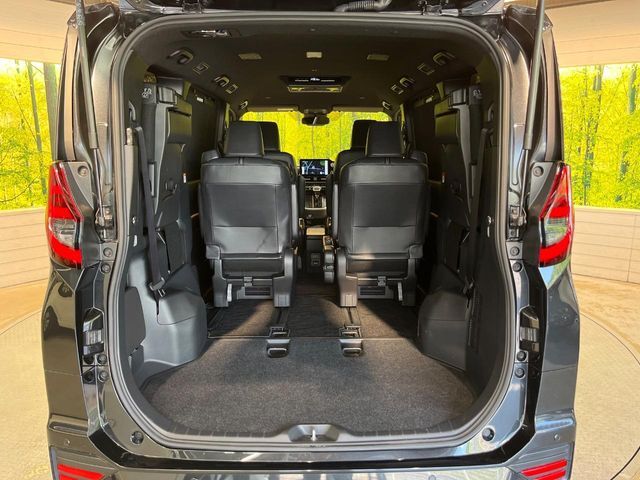 後席を格納すると、これだけの広さが！シーンに合わせたシートアレンジで、大きな荷物も積むことが出来ます♪