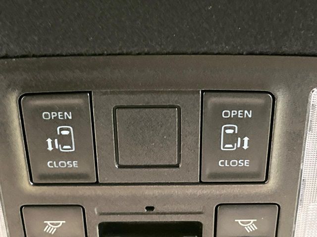 【両側パワースライドドア】スマートキーや運転席のスイッチで後席両側スライドドアの開閉が可能♪電動だから力を入れてドアを開ける必要が無く、小さなお子様でも簡単に開け閉めでき快適です♪